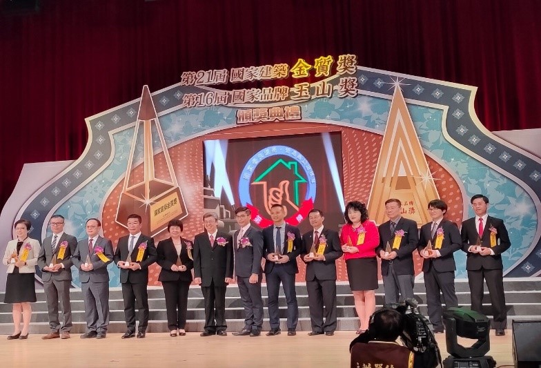 恭喜陳玟翰(EMS 107級)及黃騰龍(EMS 108級)榮獲第十六屆(2019)國家品牌玉山獎